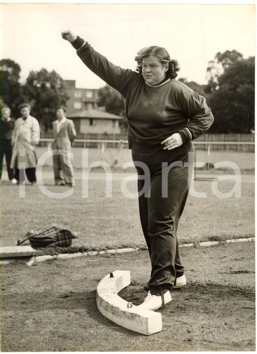 1956 LONDON HURLINGHAM CLUB - Tamara TISCHIKIEVICH si allena al getto del peso