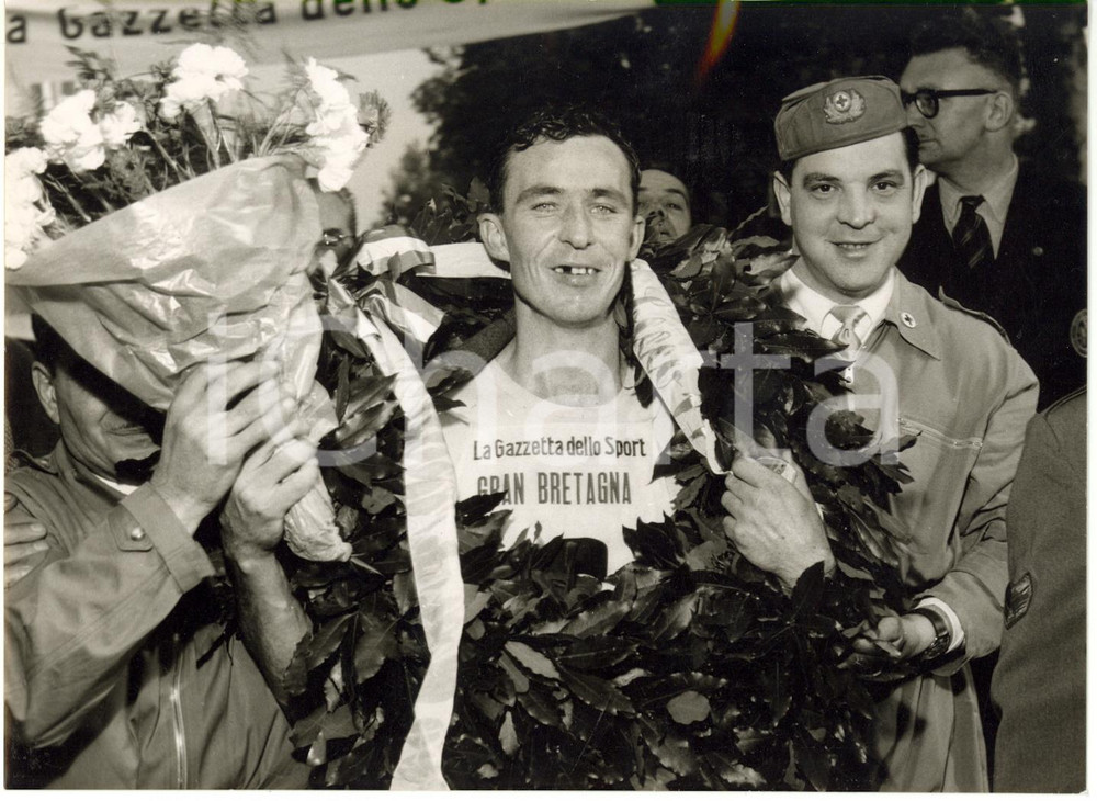1957 LECCO - 100 KM DI MARCIA - Vincitore Tom MISSON dopo la gara *Foto 18x13