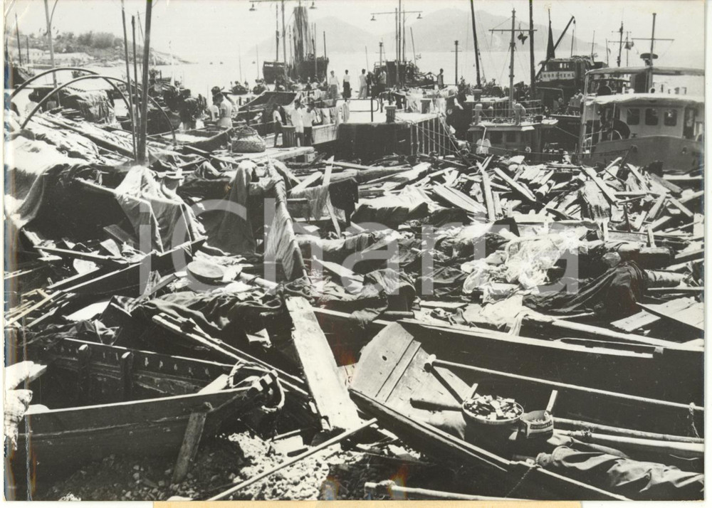 1960 HONG-KONG Isola di CHEUNG-CHAU - Resti di imbarcazioni distrutte da tifone