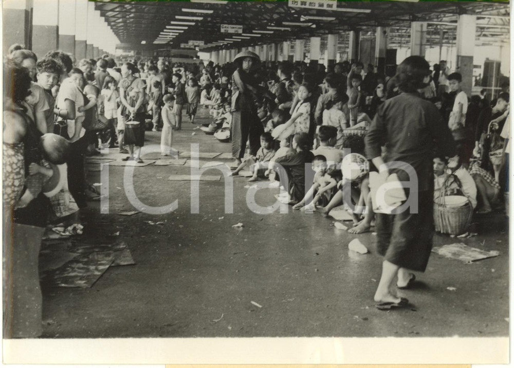 1960 HONG-KONG - Vittime del tifone attendono i soccorsi in un mercato coperto