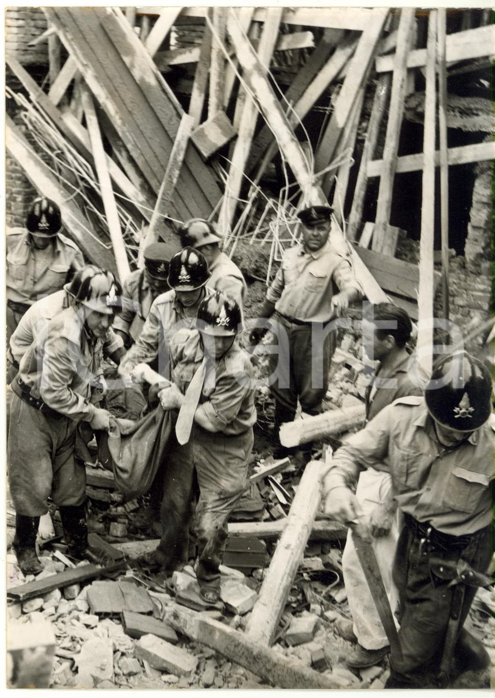 1960 ca BOLOGNA Crollo chiesa - VIGILI DEL FUOCO durante operazioni di soccorso