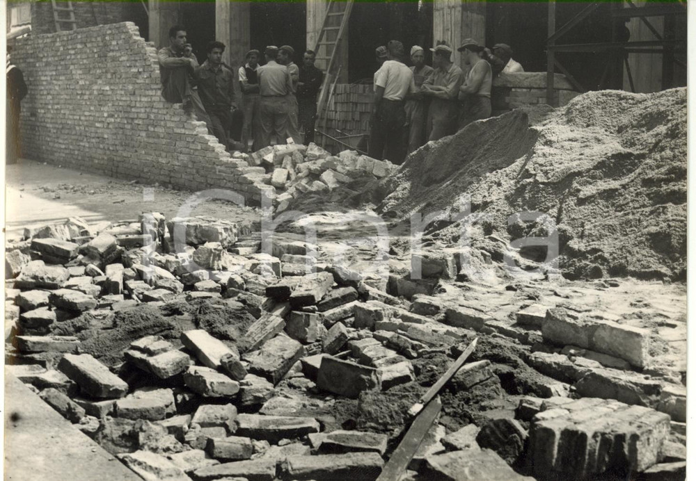 1960 ca BOLOGNA - Operai osservano macerie del crollo di un cantiere *Foto 18x13