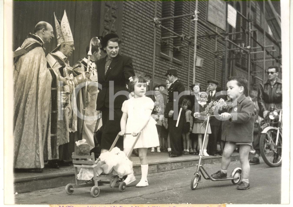 Fotografia d epoca originale 1955 PARIS BÃ©nÃ©diction des voitures  ArchevÃªque Antonio VUCCINO bÃ©nit enfants 1