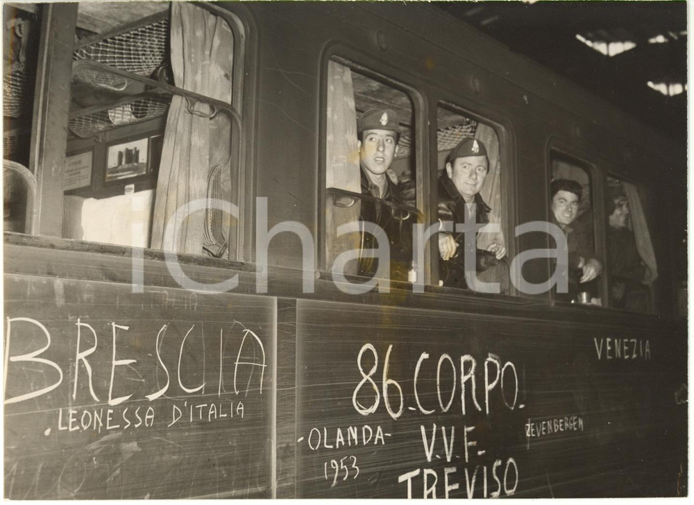 1953 MILANO Rientro VIGILI DEL FUOCO da intervento in Olanda WATERSNOODRAMP (1) 