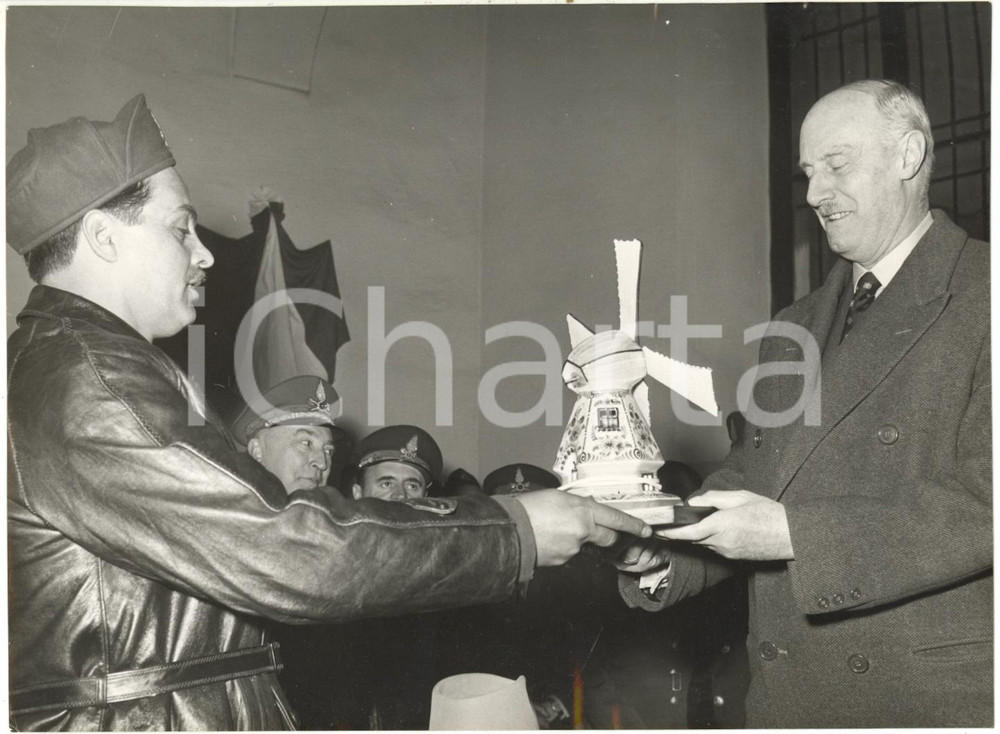 1953 MILANO - WATERSNOODRAMP Console olandese riceve omaggio da VIGILE DEL FUOCO