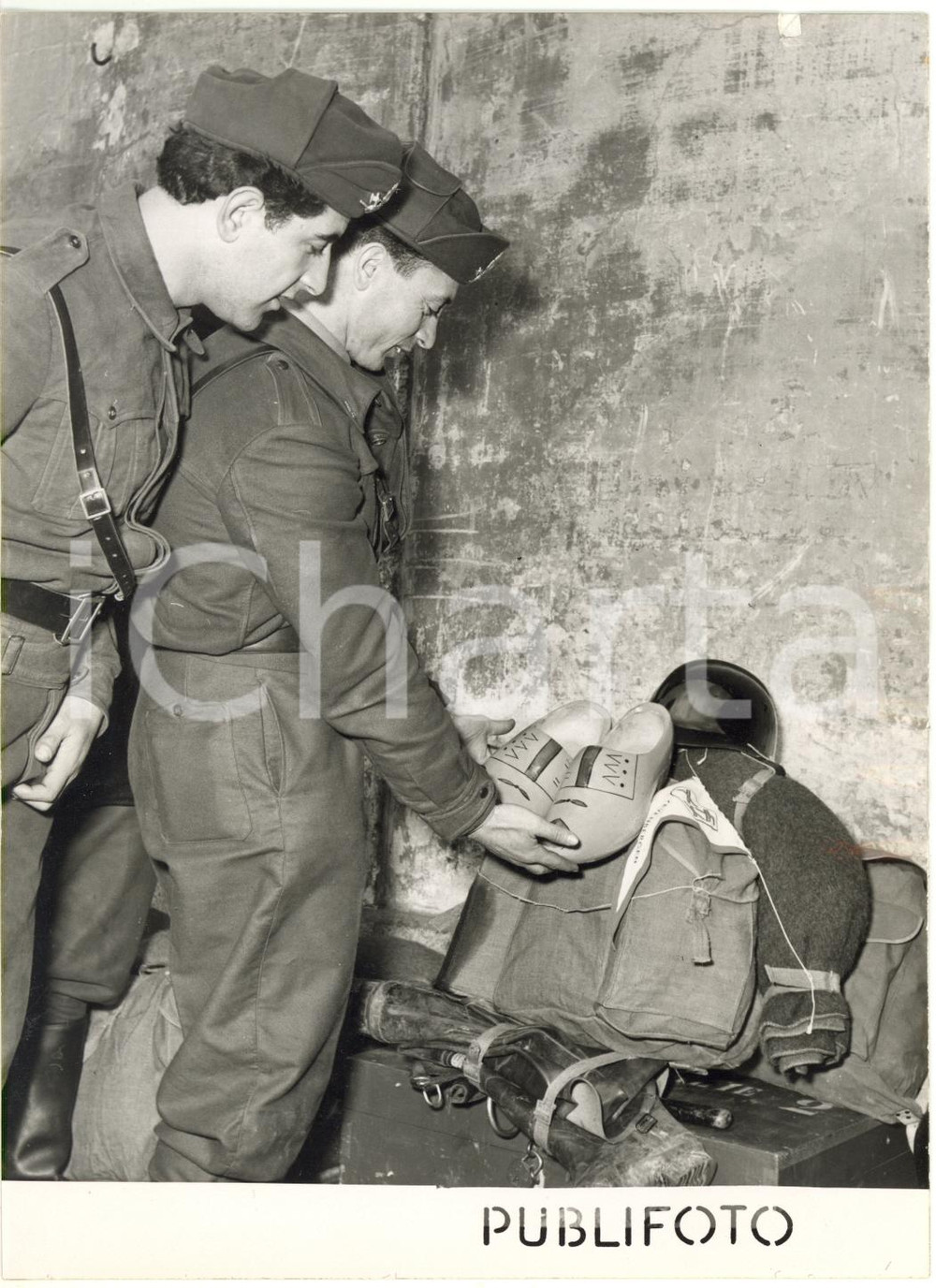 1953 MILANO VIGILE DEL FUOCO con zoccoli tradizionali olandesi - WATERSNOODRAMP 
