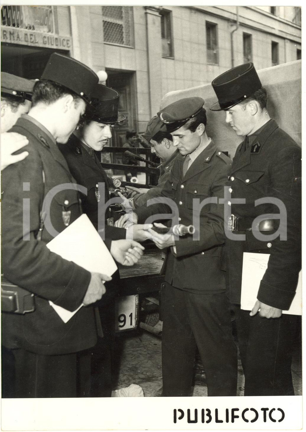 1954 NAPOLI - VIGILI DEL FUOCO mostrano lancia antincendio ai colleghi francesi