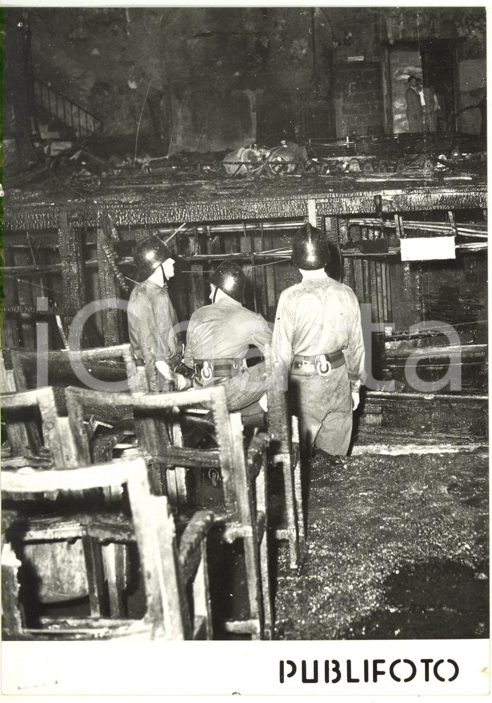 1957 NAPOLI Incendio Teatro POLITEAMA - VIGILI DEL FUOCO sul luogo del disastro
