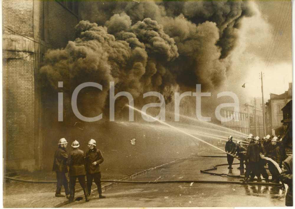 1957 PARIS BAS-MAUDON Incendie usines RENAULT - Intervention des pompiers *Photo