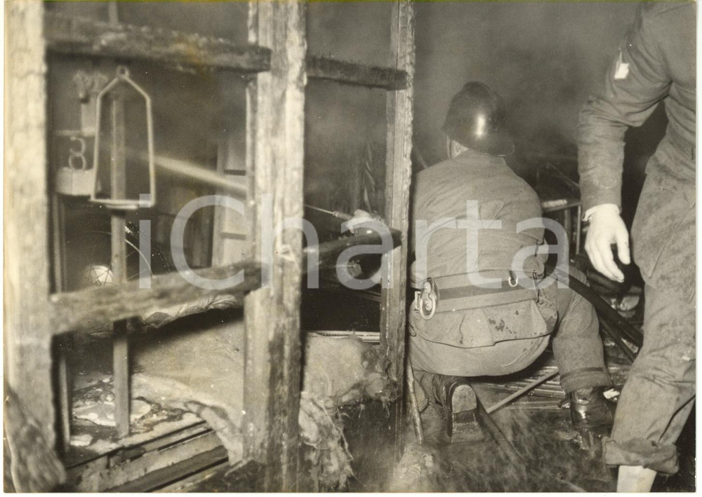 1958 ROMA Via Massaciuccoli - VIGILE DEL FUOCO spegne incendio in un mobilificio