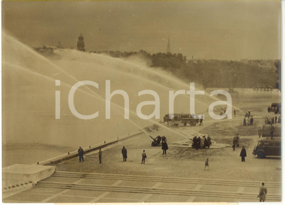 1955 ca PARIS Port de la Bourdonnais - Pompieri presentano nuovi equipaggiamenti