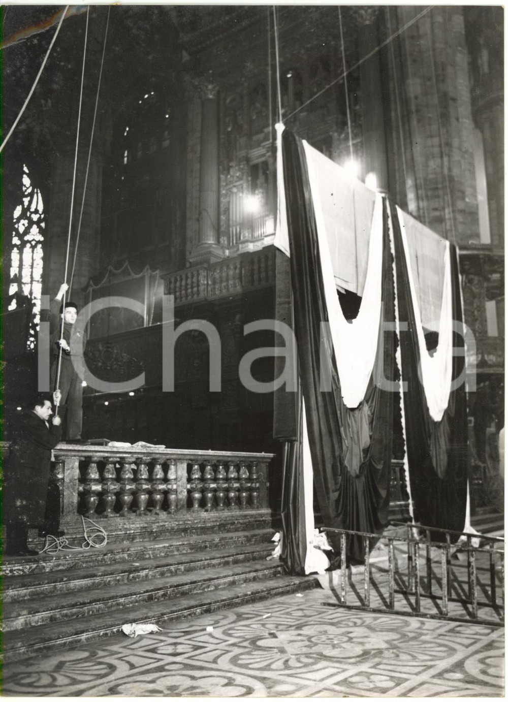 1954 MILANO DUOMO - Operai montano addobbi sull'altare maggiore *Foto 13x18