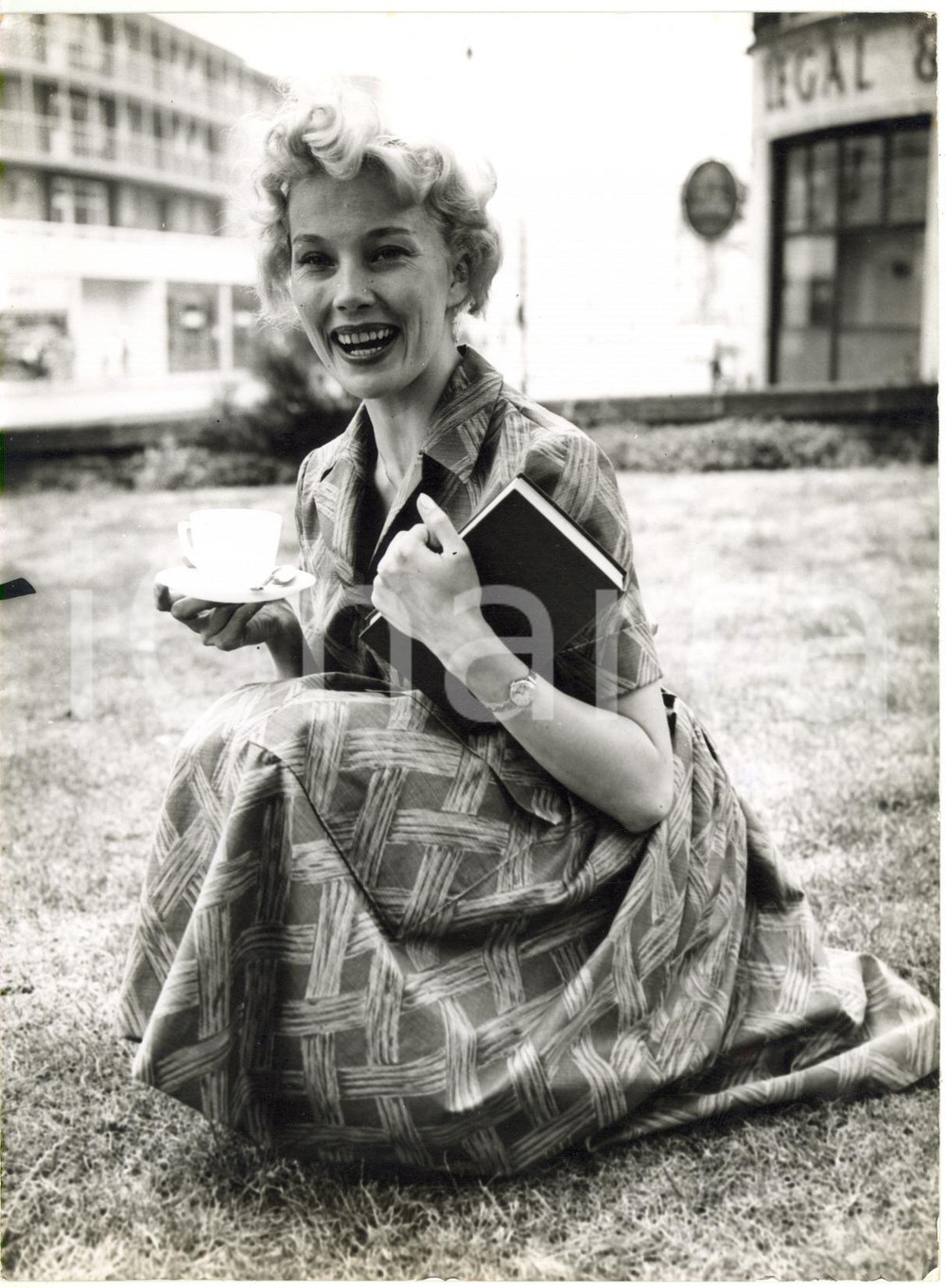 1959 LONDON - Attrice finlandese Tea ISTA posa con una tazza di tè inglese *Foto