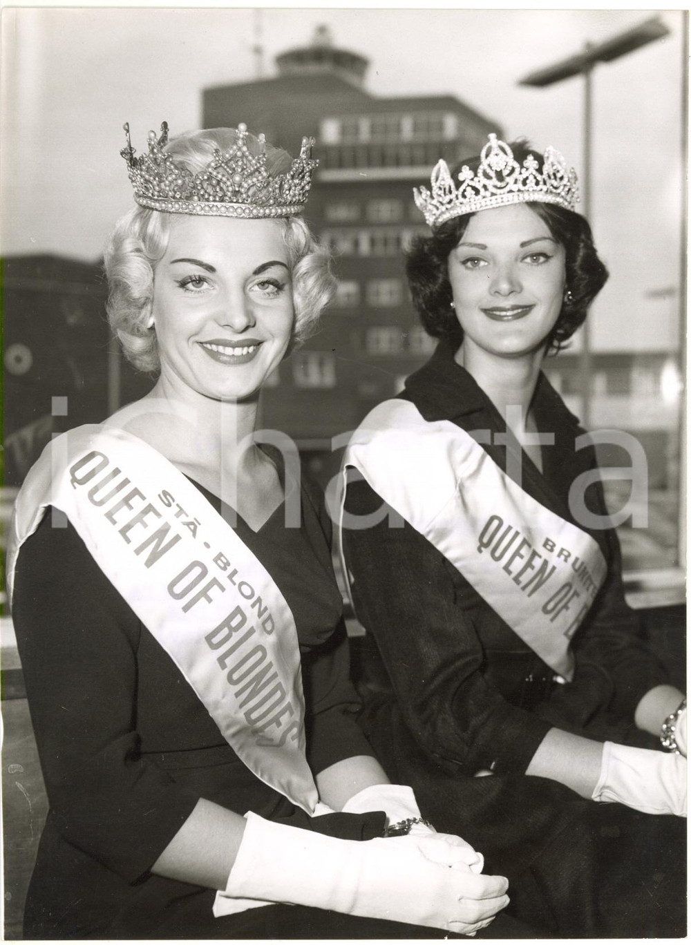 1959 LONDON - Winners of Sta-blond-Brunitex glamorous hair competition *Photo