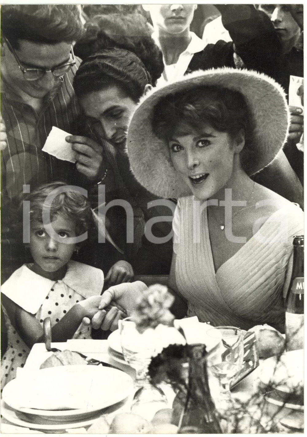 1960 ROMA - Attrice Tina LOUISE stringe la mano a una piccola ammiratrice *Foto