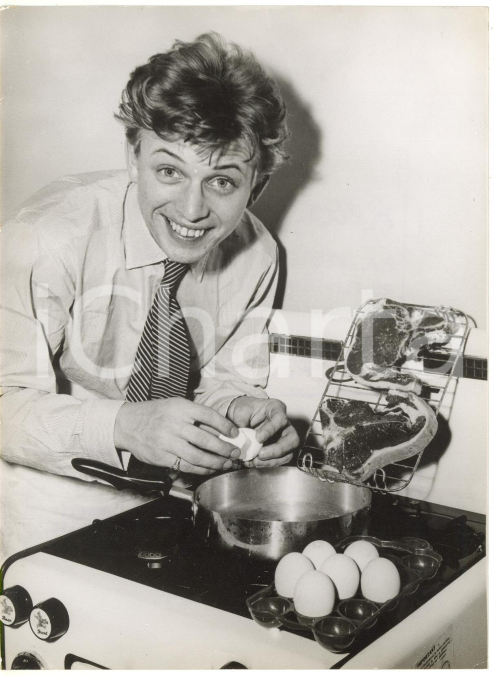 1960 SIDNEY - Tommy STEELE prepara la cena - Ritratto del cantante *Foto 15x20