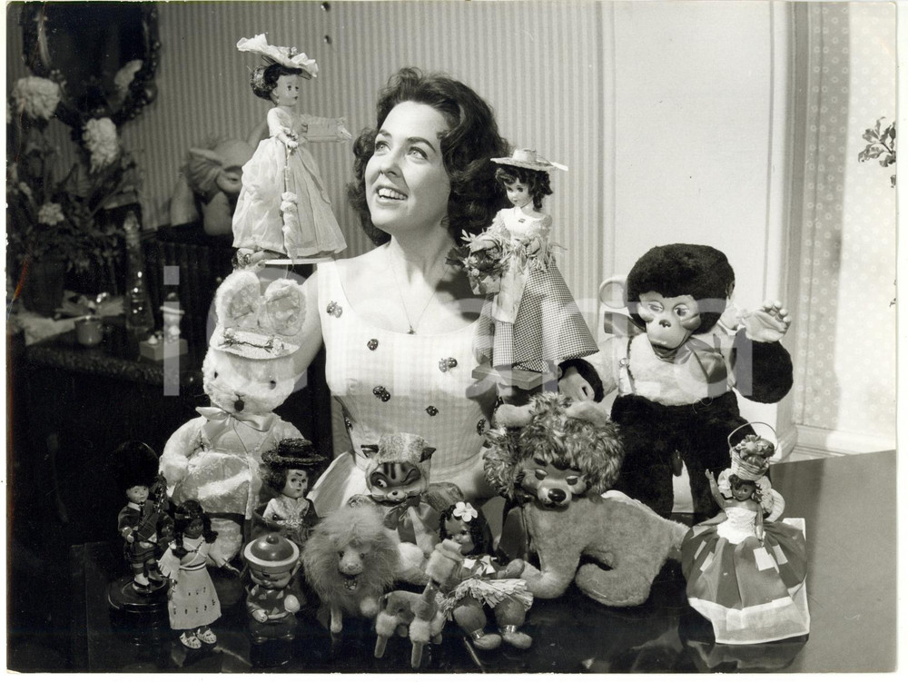 1961 LONDON - Diane TODD con collezione di pupazzi regalati da ammiratori *Foto