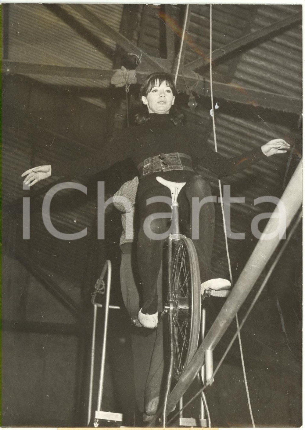 1962 PARIS Gala de l'Union des artistes - Juliette GRECO funambule en vélo