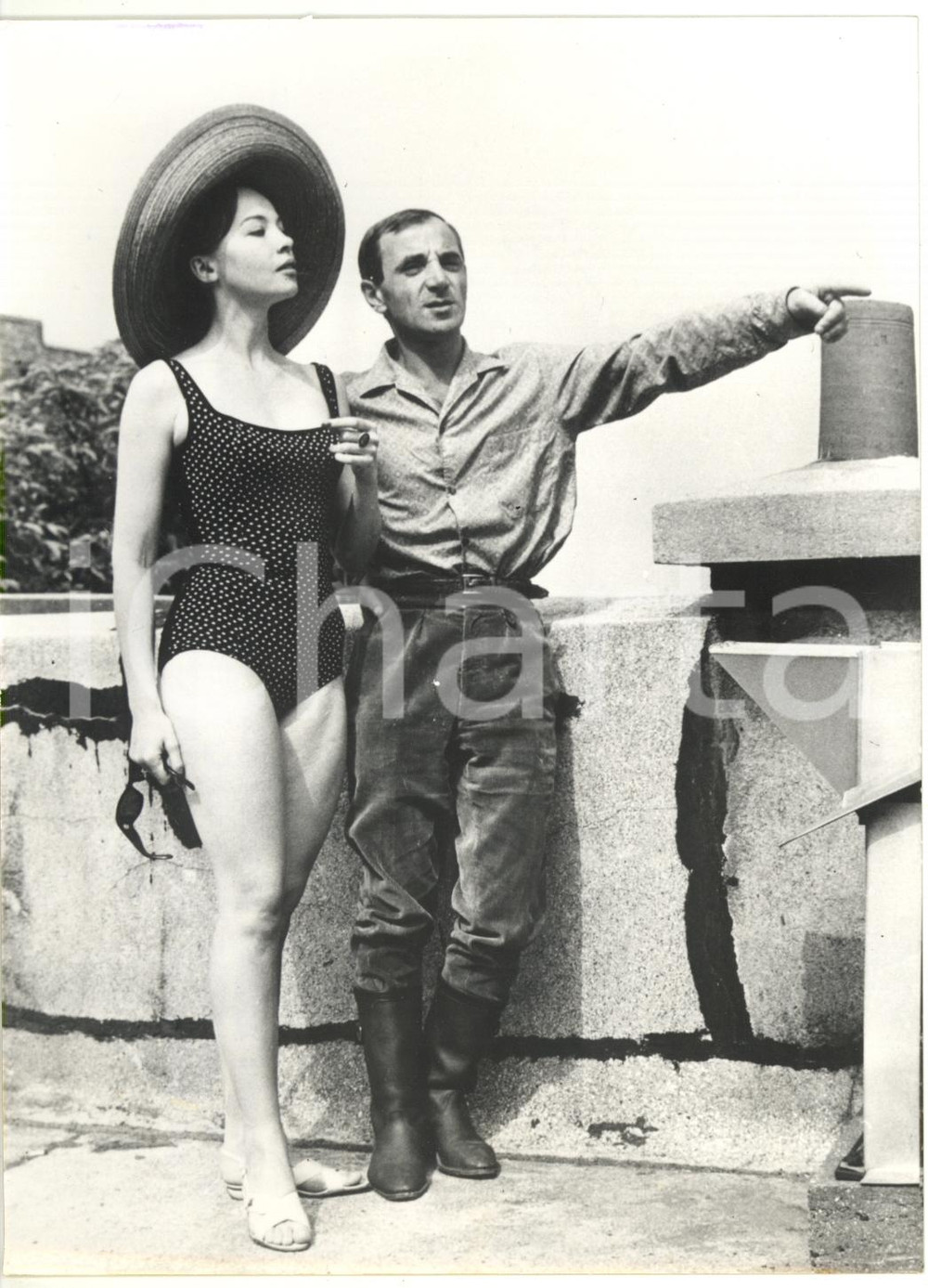 1962 PARIGI CINEMA "Les Quatre Vérités" Leslie CARON e Charles AZNAVOUR sul set 