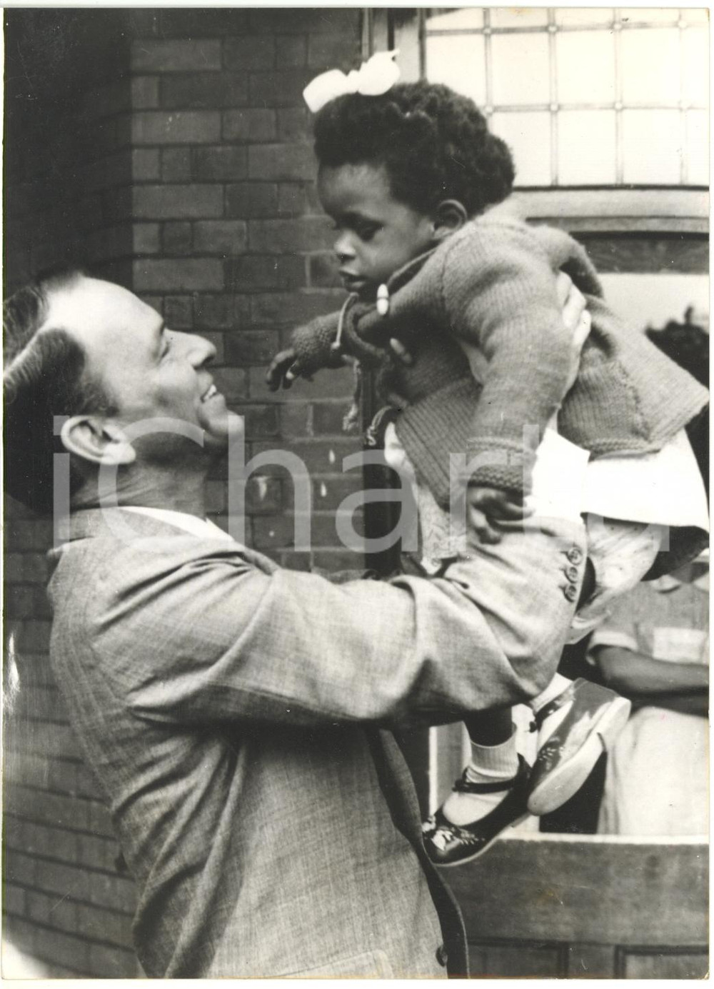 1962 LONDRA MUSICA Frank SINATRA prende in braccio una bambina - Ritratto *Foto