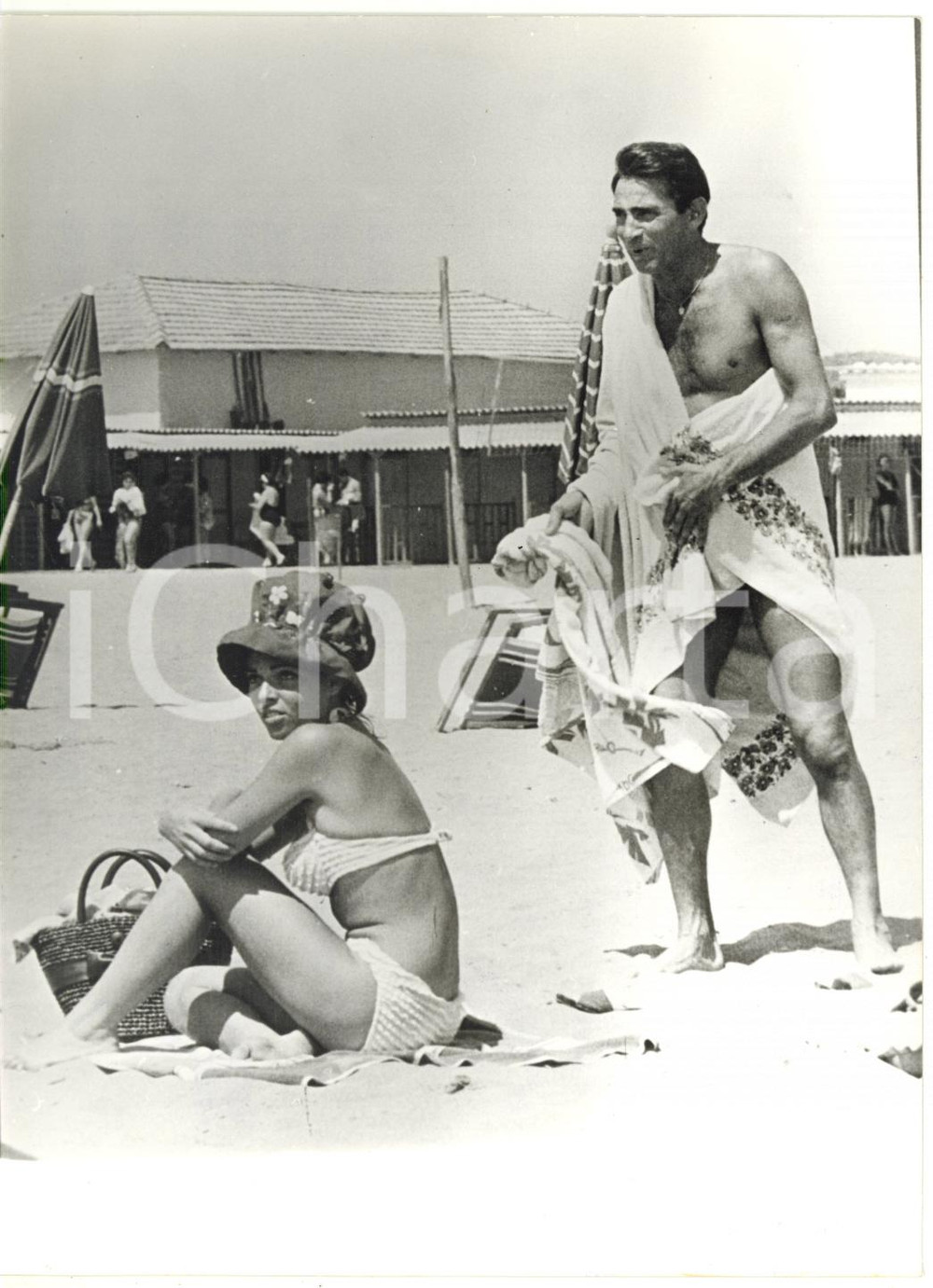1963 FIUMICINO (RM) Walter CHIARI e Valeria FABRIZI in spiaggia a FREGENE *Foto