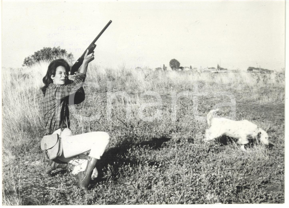 Fotografia d epoca originale 1963 ROMA  Attrice Lea MASSARI a caccia  Ritratto con fucile Foto 18x13 1