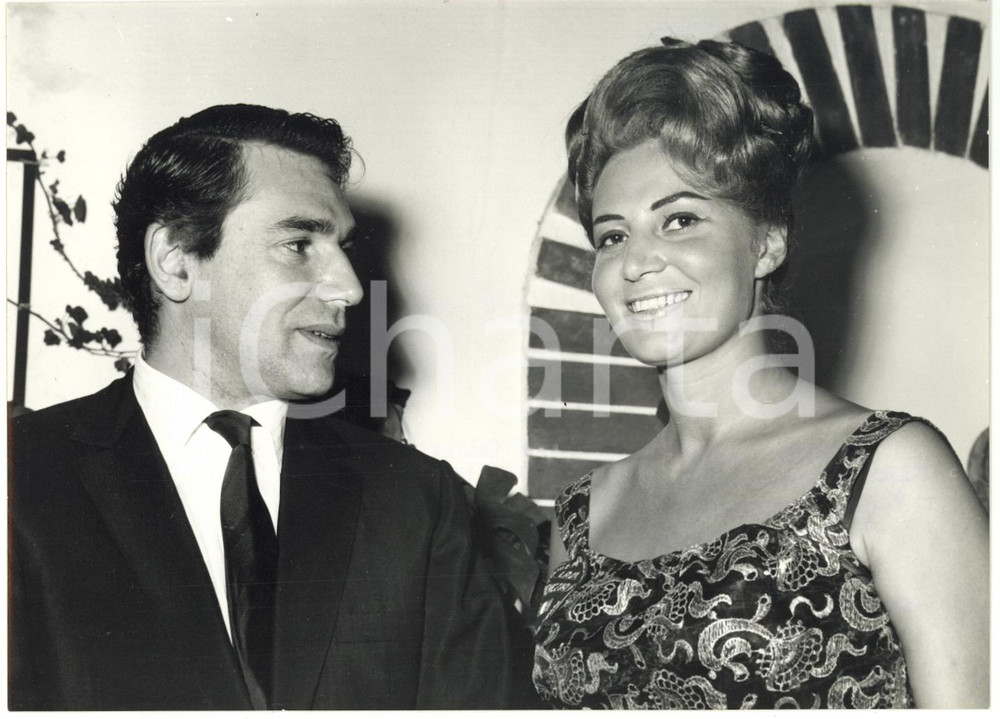 1963 ALASSIO (SV) Robert HOSSEIN si congratula con Lady Italia Anna PASQUALETTO 