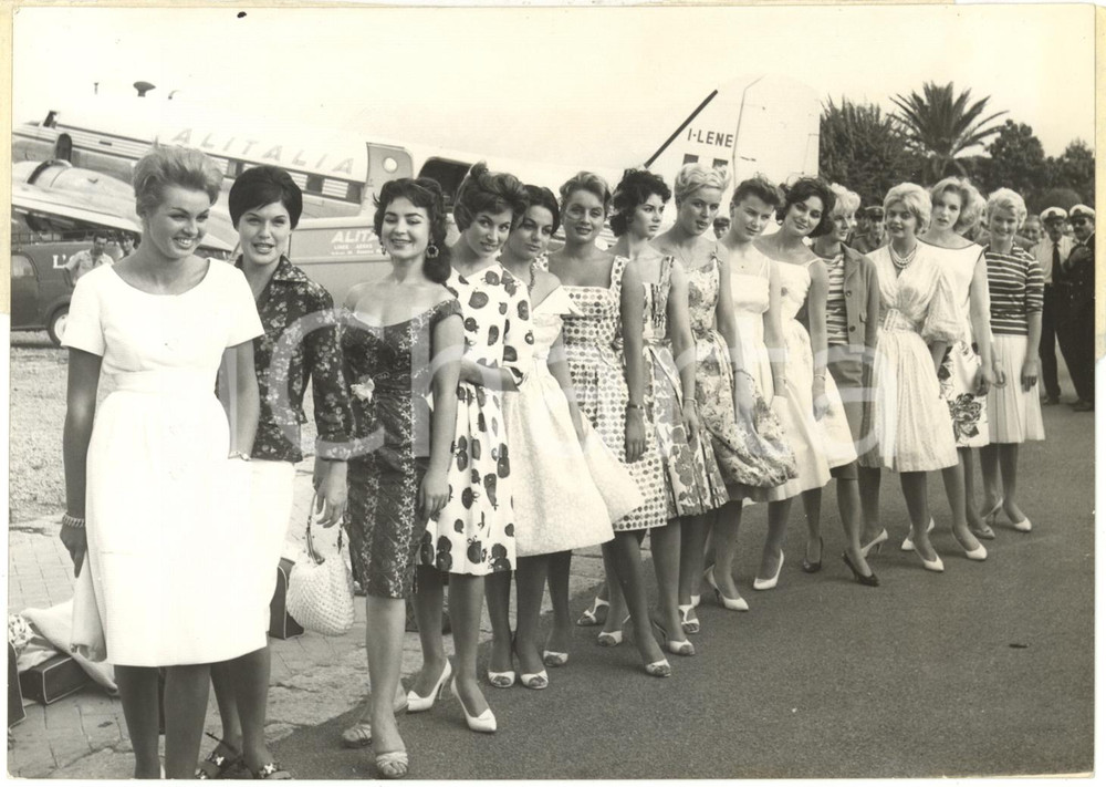 1959 PALERMO MISS EUROPA - Arrivo delle Miss all'aeroporto (2) - Foto 18x13 cm