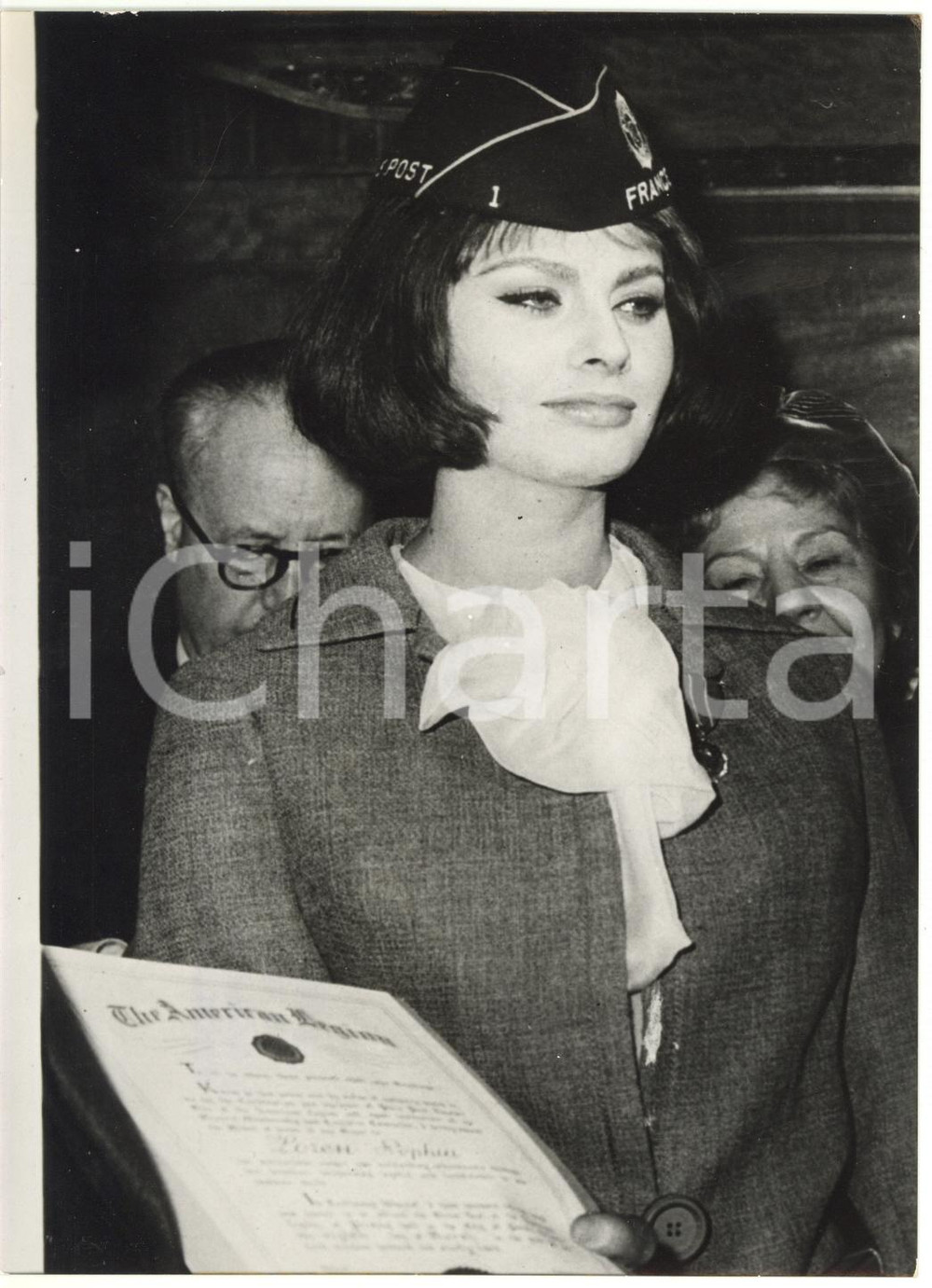 1962 PARIS - Sophia LOREN riceve diploma AMERICAN LEGION Department of France