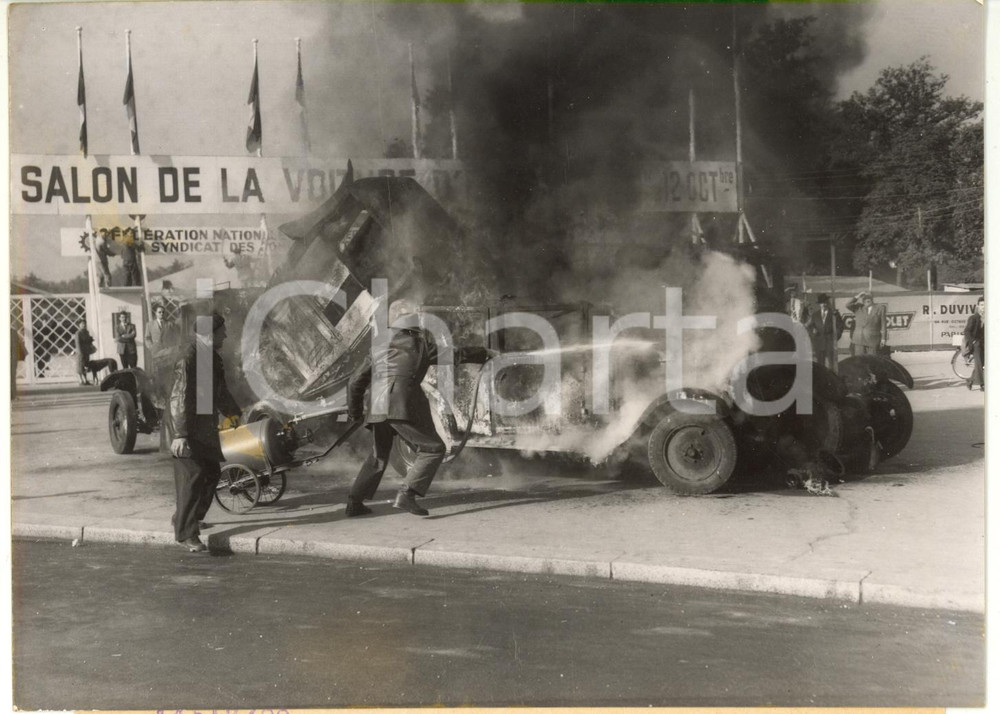 1953 PARIS Porte Maillot - Salon Voiture d'Occasion - Démonstration de pompiers