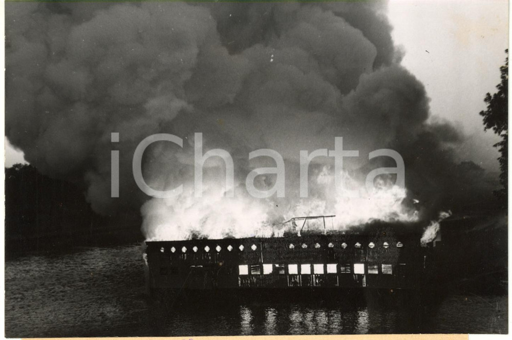 1953 PARIS - Incendie dans la PISCINE DELIGNY sur la Seine *Photo 18x12