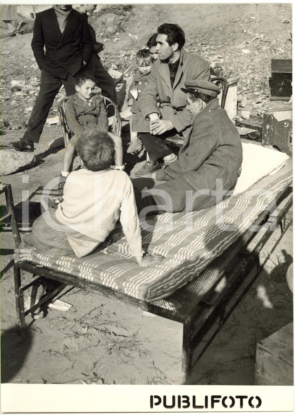 1954 ROMA Incendio Via Prenestina - Sfollati tra i resti delle baracche bruciate