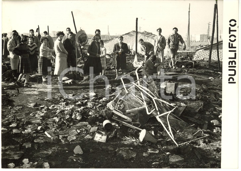 1954 ROMA Incendio Via Prenestina - Sfollati osservano le macerie delle baracche