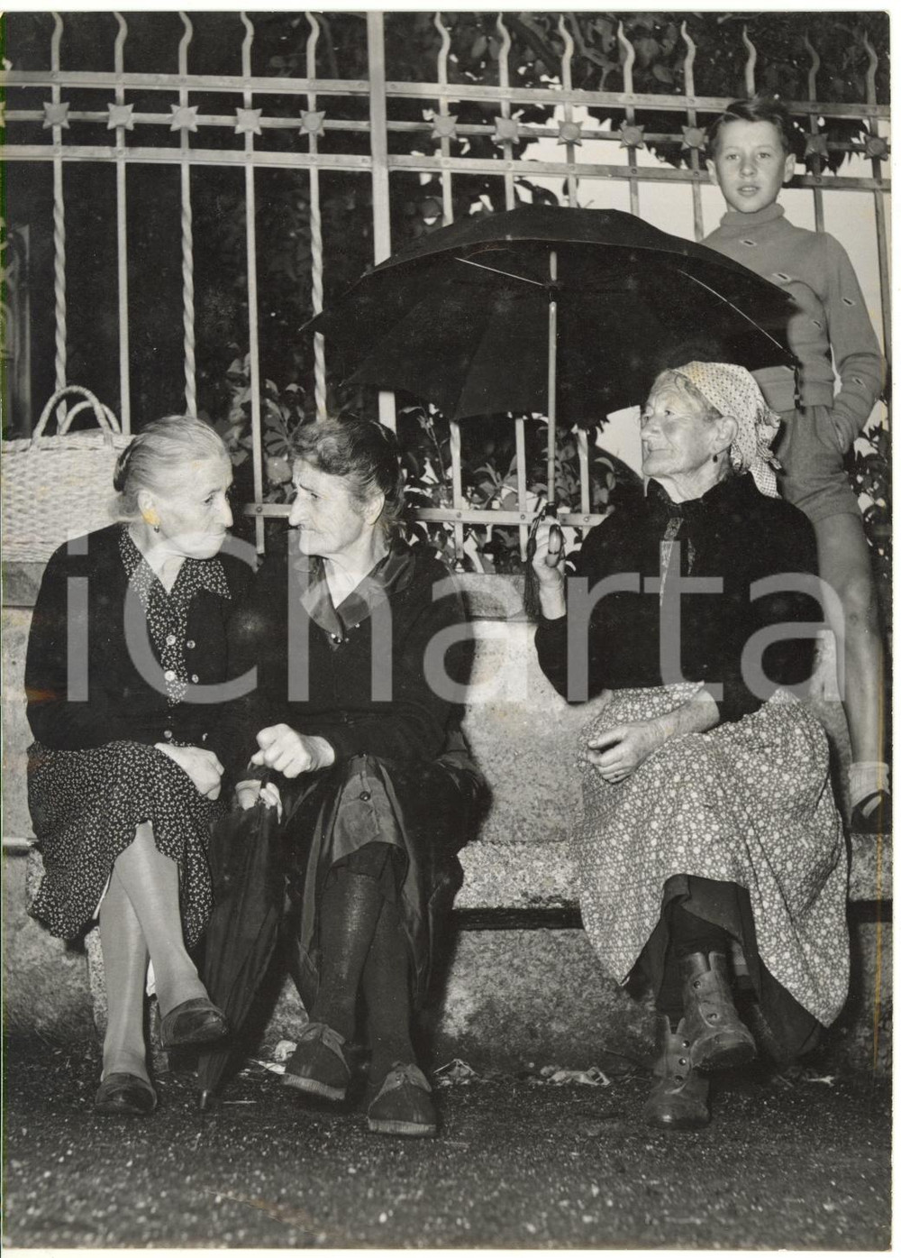 1955 ARONA (NO) - Anziane attendono il passaggio del presidente Giovanni GRONCHI