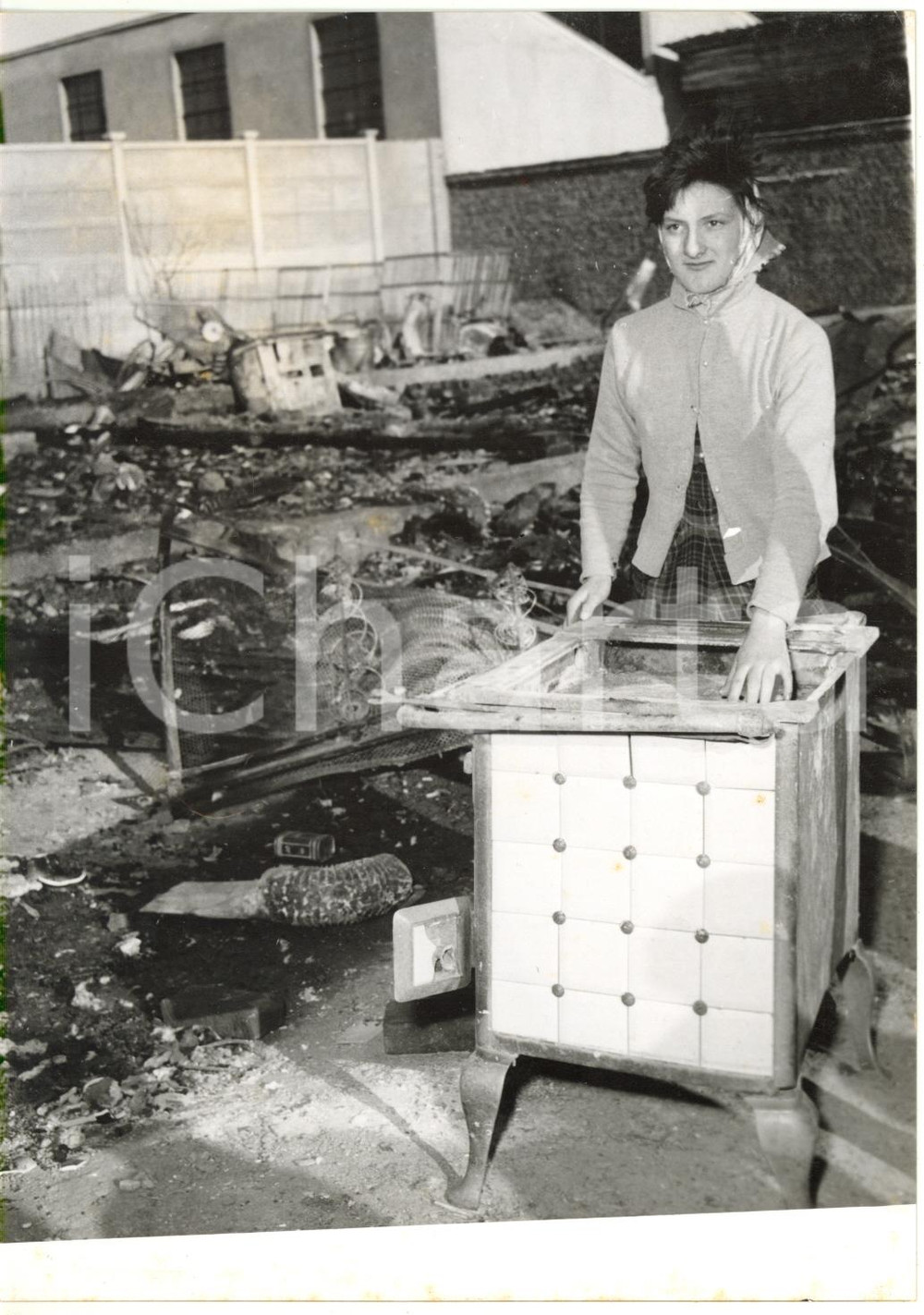 1956 LISSONE (MB) Donna tra le macerie della sua baracca dopo un incendio *Foto