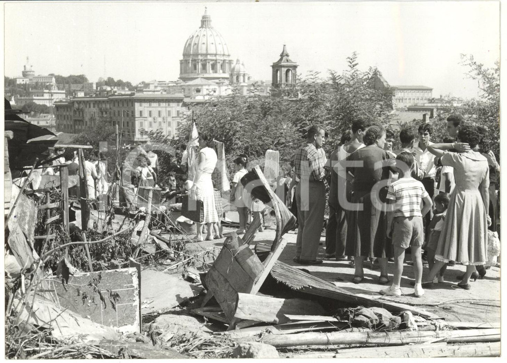 1956 ROMA Incendio in un accampamento - Sfollati tra i resti delle baracche (2)