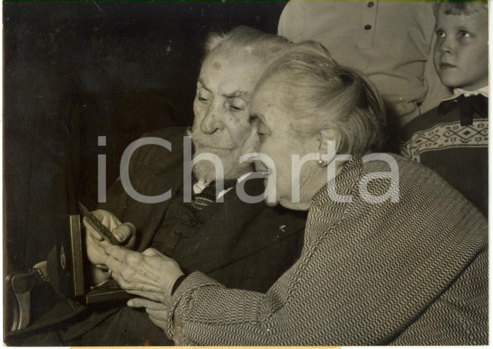 1957 PARIGI - Centenario Louis NOIR osserva medaglia ricevuta dalla città *Foto