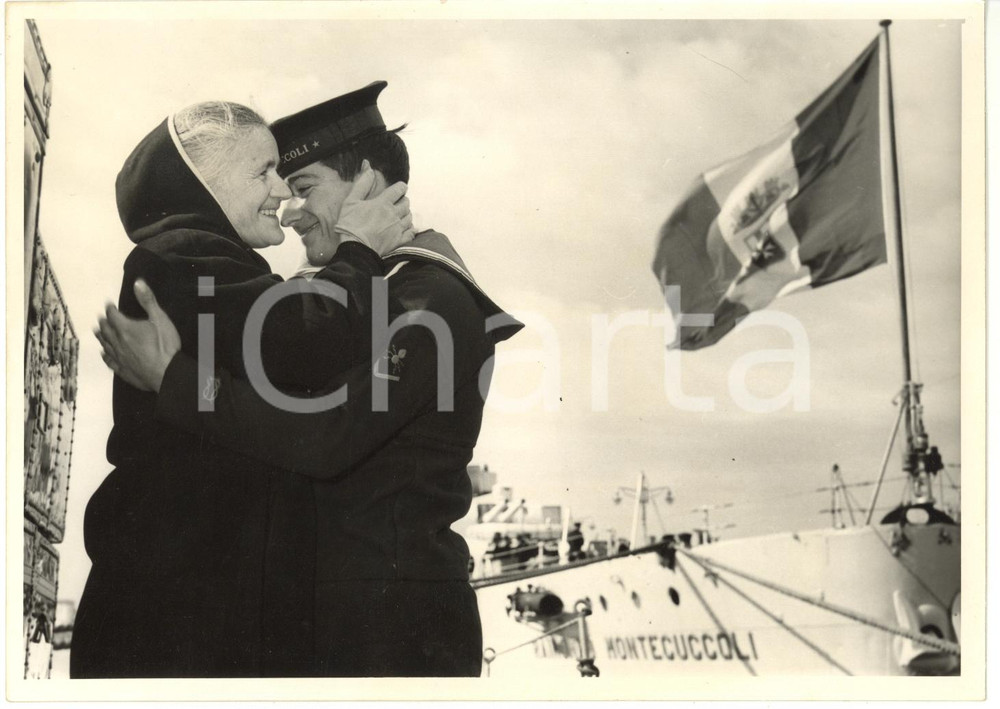 1957 LIVORNO Rientro incrociatore MONTECUCCOLI - Marinaio riabbraccia la madre 