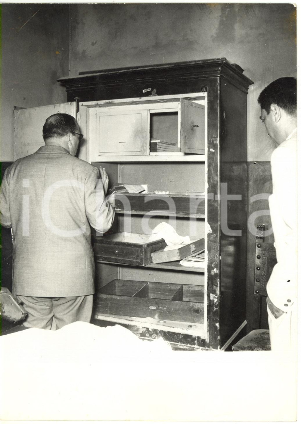 1957 ROMA Rapina all'INAM - Funzionario di POLIZIA osserva cassaforte svaligiata