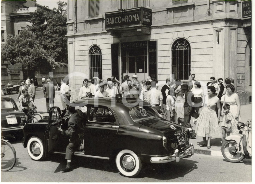 1957 MILANO - Rapina al BANCO DI ROMA - Folla di curiosi davanti alla filiale 