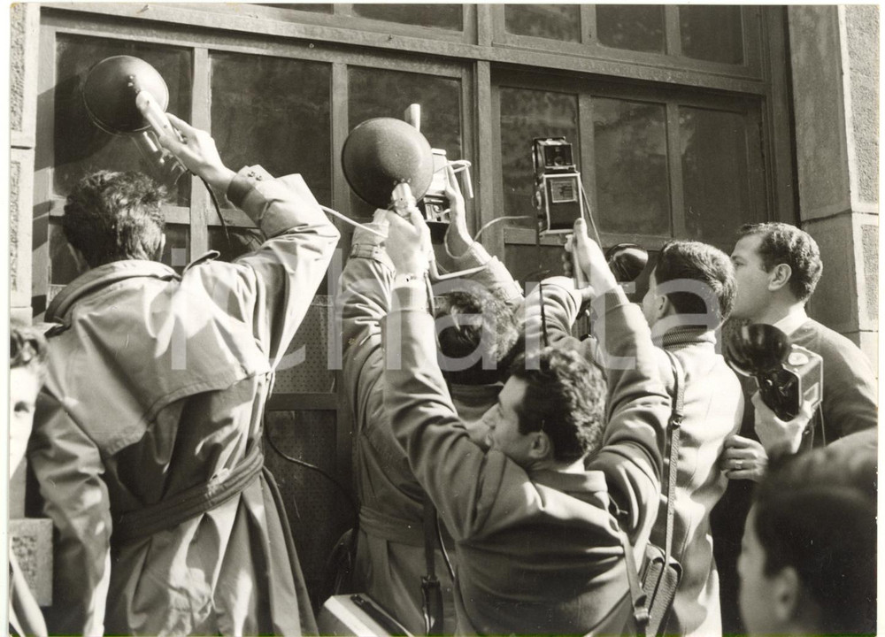 1957 MILANO Via Beato Angelico - Rapina Ufficio Postale - Calca di fotografi 