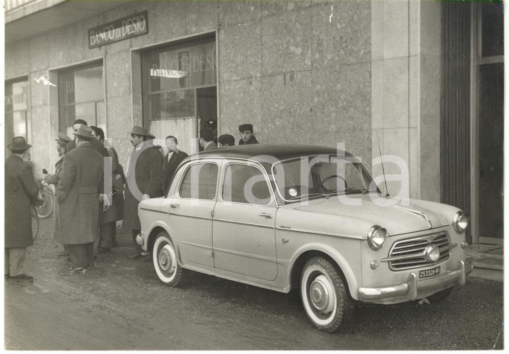 Fotografia d epoca originale 1957 PALAZZOLO MILANESE  BANCO DI DESIO  AutoritÃ  sul luogo della rapina Foto 1