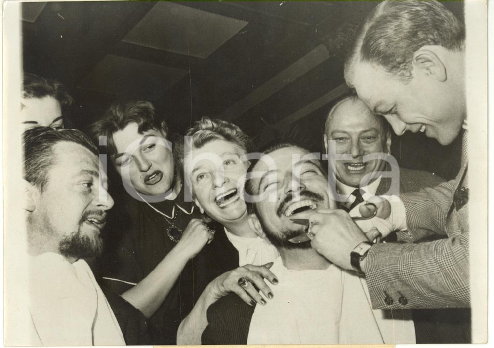1959 MARSIGLIA - Pugile Gracieux LAMPERTI taglia barba a un amico per scommessa