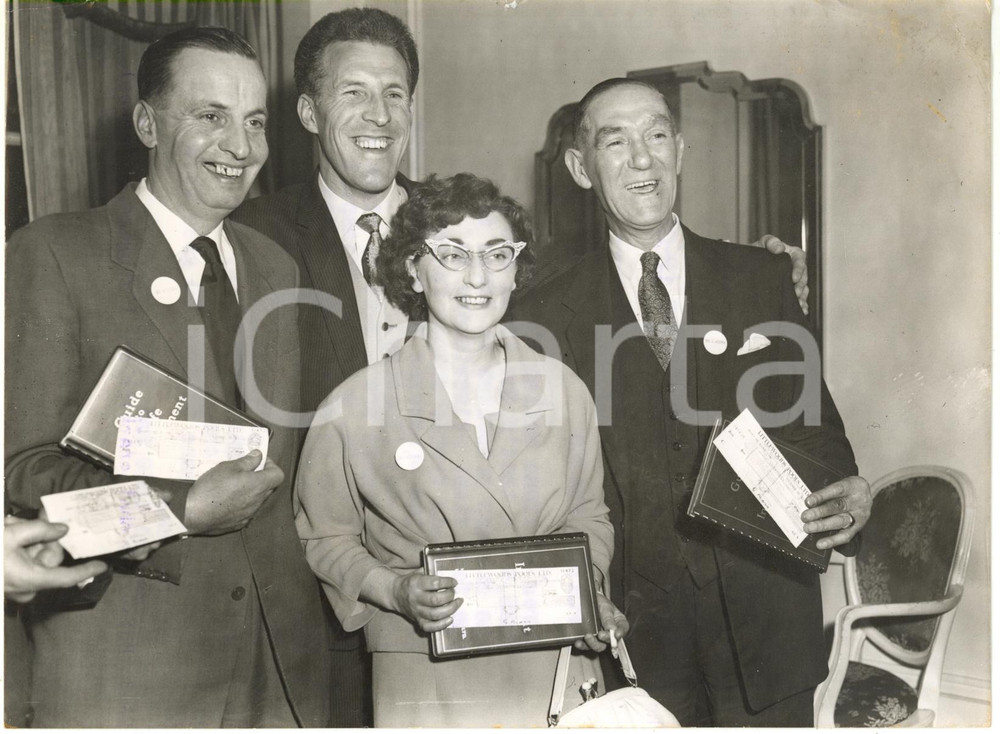 1959 LONDON Grosvenor House - Winners of LITTLEWOODS football pools *Foto 20x15