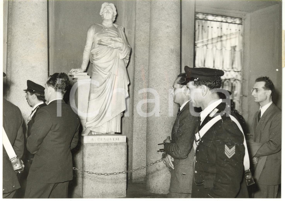 1953 NOVARA Omicidio maggiore William HOLOHAN - Imputati condotti in aula *Foto