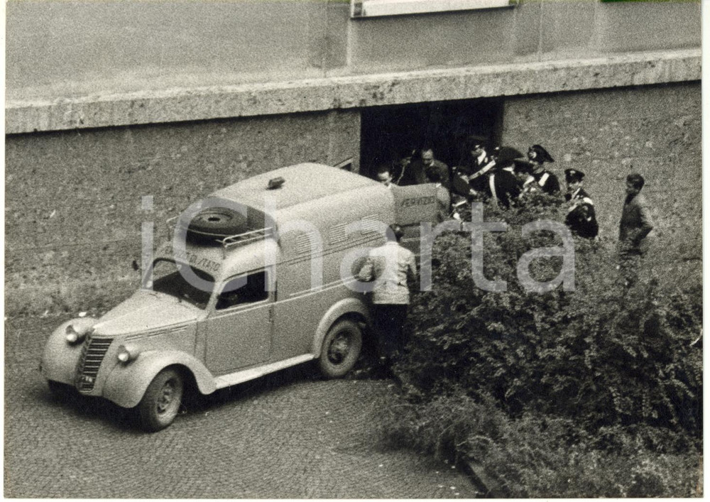 1953 MILANO Processo Guido ARISTARCO Renzo RENZI Imputati scortati dopo udienza