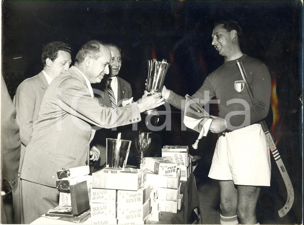 1955 NOVARA Campionati mondiali HOCKEY SU PISTA - Maurizio GELMINI riceve trofeo