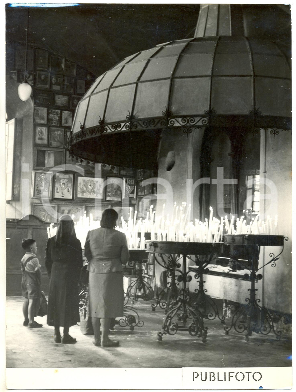 1953 GENOVA Santuario MADONNA DELLA GUARDIA - Fedeli accendono ceri votivi ^Foto