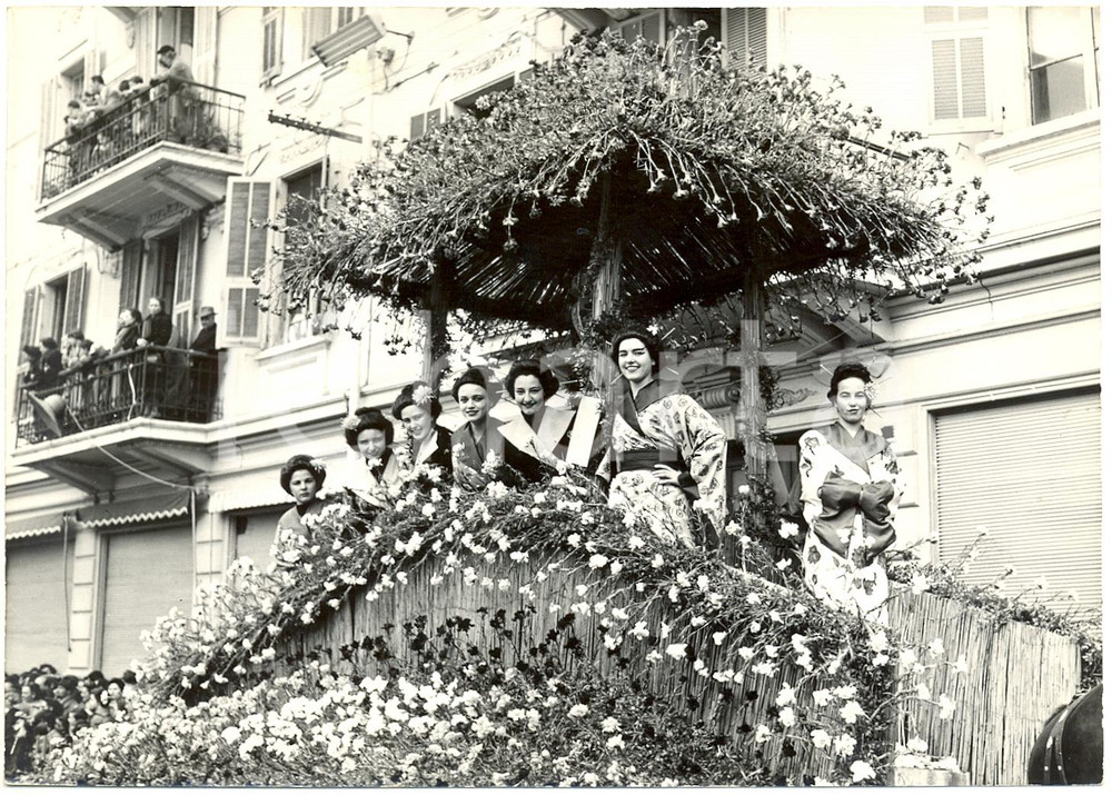 1954 SANREMO (IM) CORSO FIORITO - Ragazze vestite da giapponesi durante sfilata
