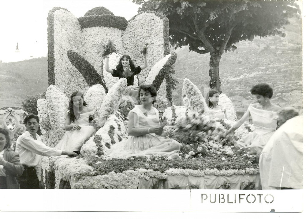 1954 VENTIMIGLIA (IM) BATTAGLIA DI FIORI - Ragazze sfilano su un carro (1) *Foto